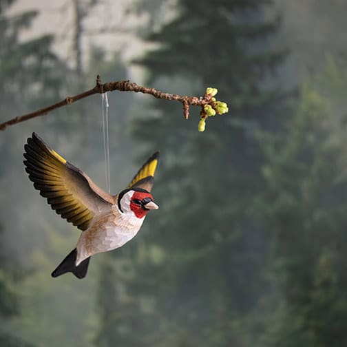Flygande Steglits decobird Wildlife Garden hängande från en gren