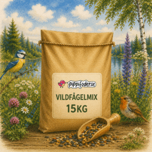 Fågelmat för vildfåglar 26 Vildfågelmix 15 kg — brun säck fågelfrö från Pippifoder med två småfåglar och fröskopa i naturmiljö.