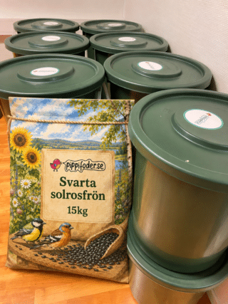 FYND - 12kg svarta solrosfrön i fodertunna