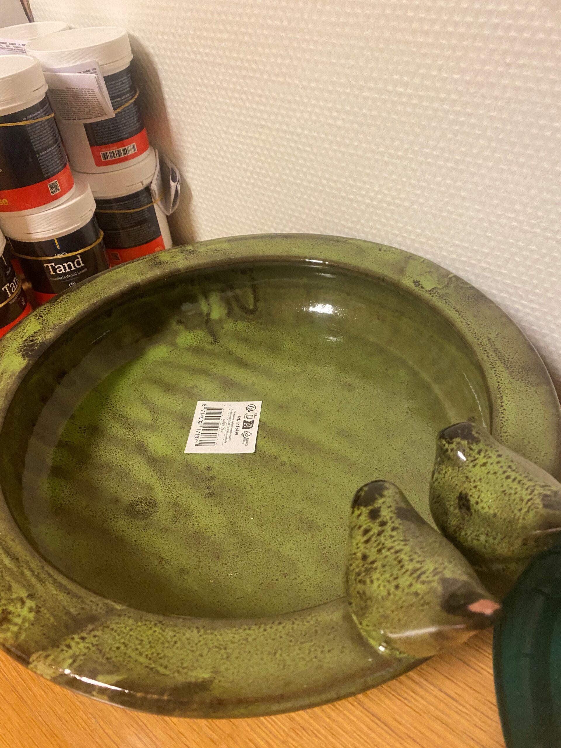 FYND - 15 kg raidallisia auringonkukansiemeniä tynnyrissä. (kopia) (kopia) 1 Grönt fågelbad i keramik med två fåglar