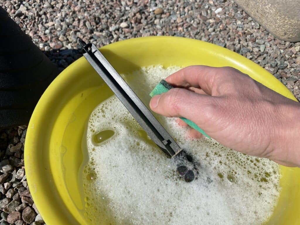 Tvätta fågelmatare