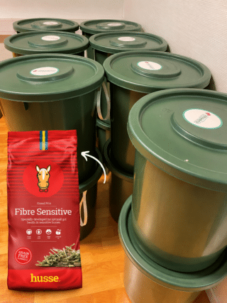 FYND - 15kg Hästfoder – Fibre Sensitive i fodertunna